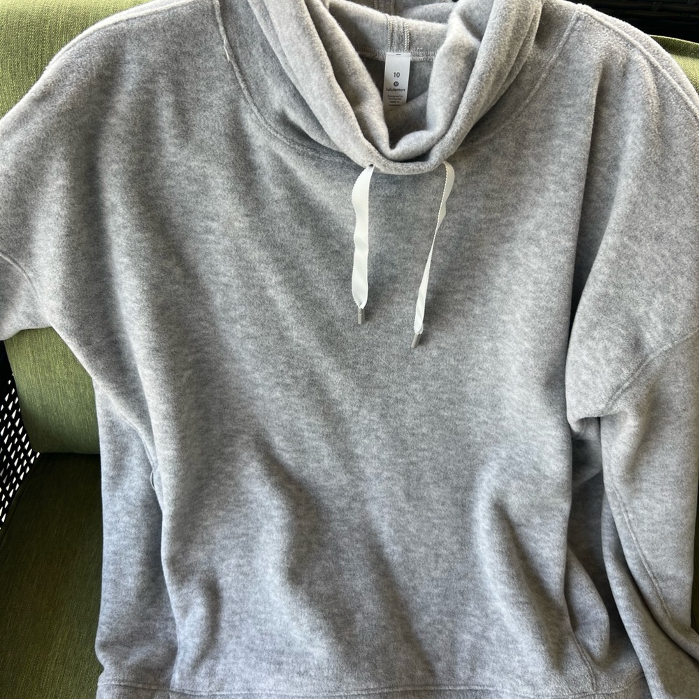 Lululemon pullover very soft material never worn